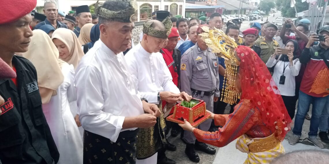 Pasangan Incumbent Calon Bupati Natuna Wan Siswandi dan Rodhial Huda Resmi Mendaptarkan Diri ke KPU Natuna
