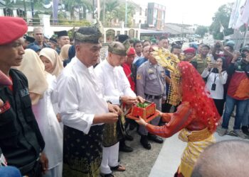 Pasangan Incumbent Calon Bupati Natuna Wan Siswandi dan Rodhial Huda Resmi Mendaptarkan Diri ke KPU Natuna
