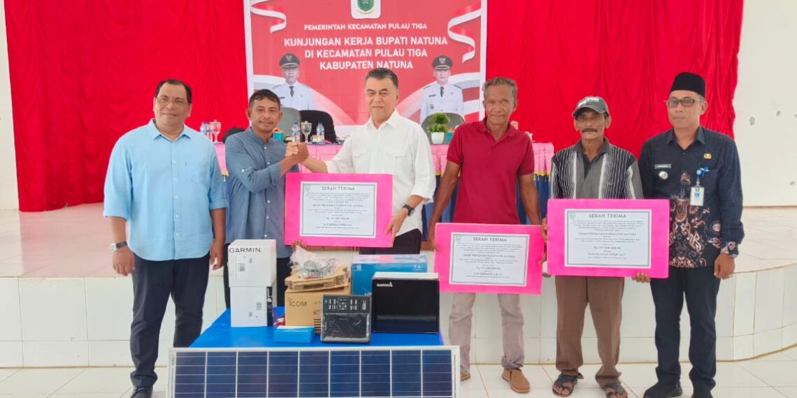 Bupati Natuna Wan Siswandi Serahkan Bantuan Alat Tangkap Ikan Kepada Kelompok Nelayan Pulau Tiga