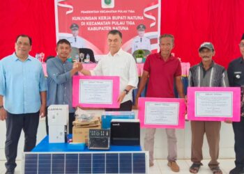 Bupati Natuna Wan Siswandi Serahkan Bantuan Alat Tangkap Ikan Kepada Kelompok Nelayan Pulau Tiga