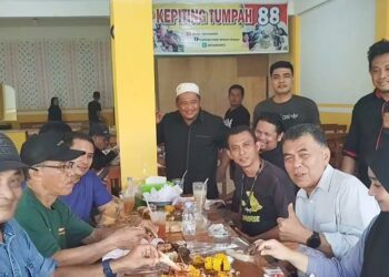 Keakraban Bupati Natuna Wan Siswandi Bersama Awak Media, Bahas Pilkada Bersama Hidangan Kepiting Tumpah