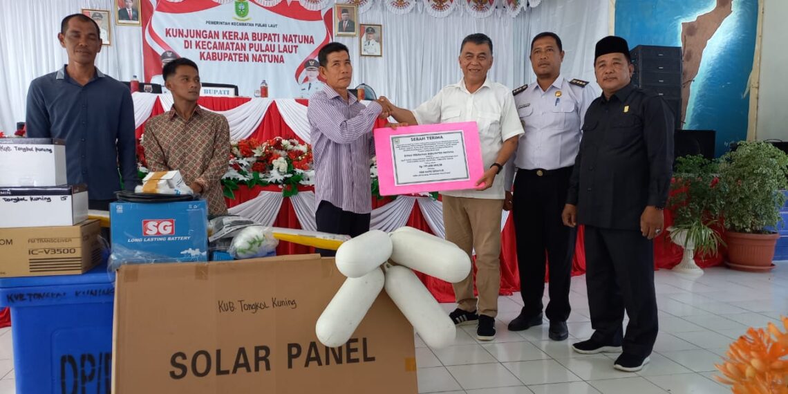 Kunjungi Kecamatan Terdepan, Bupati Wan Siswandi Kembali Serahkan Bantuan Alat Tangkap Bagi Masyarakat Nelayan