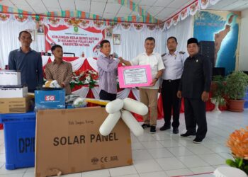 Kunjungi Kecamatan Terdepan, Bupati Wan Siswandi Kembali Serahkan Bantuan Alat Tangkap Bagi Masyarakat Nelayan