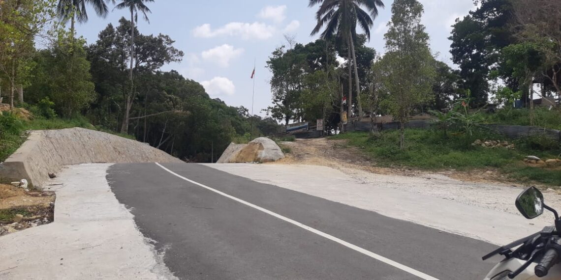Jalan Tembus Ranai Darat Sepempang Pendongkrak Ekonomi Masyarakat Setempat