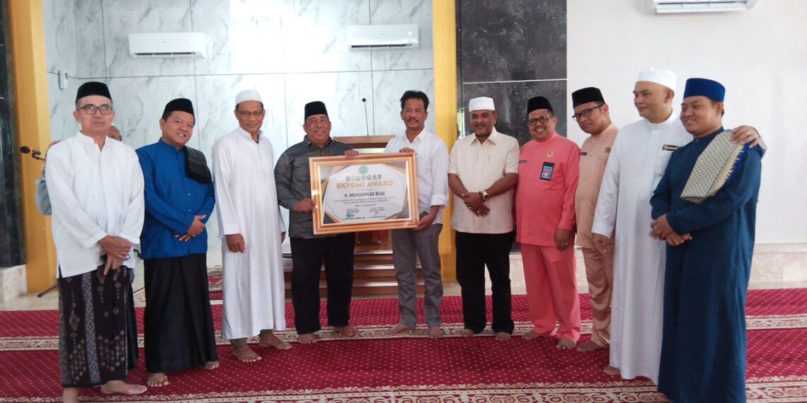 HM Rudi Terima BKPRMI Award atas Kepedulian terhadap Pemuda Remaja Masjid di Kepri