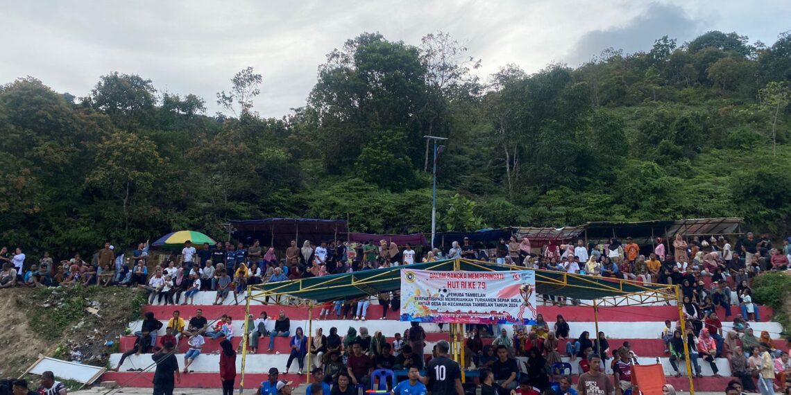 Sukses Gelar Turnamen Sepak Bola , Pemuda Tambelan Serahkan Bantuan Untuk Masjid