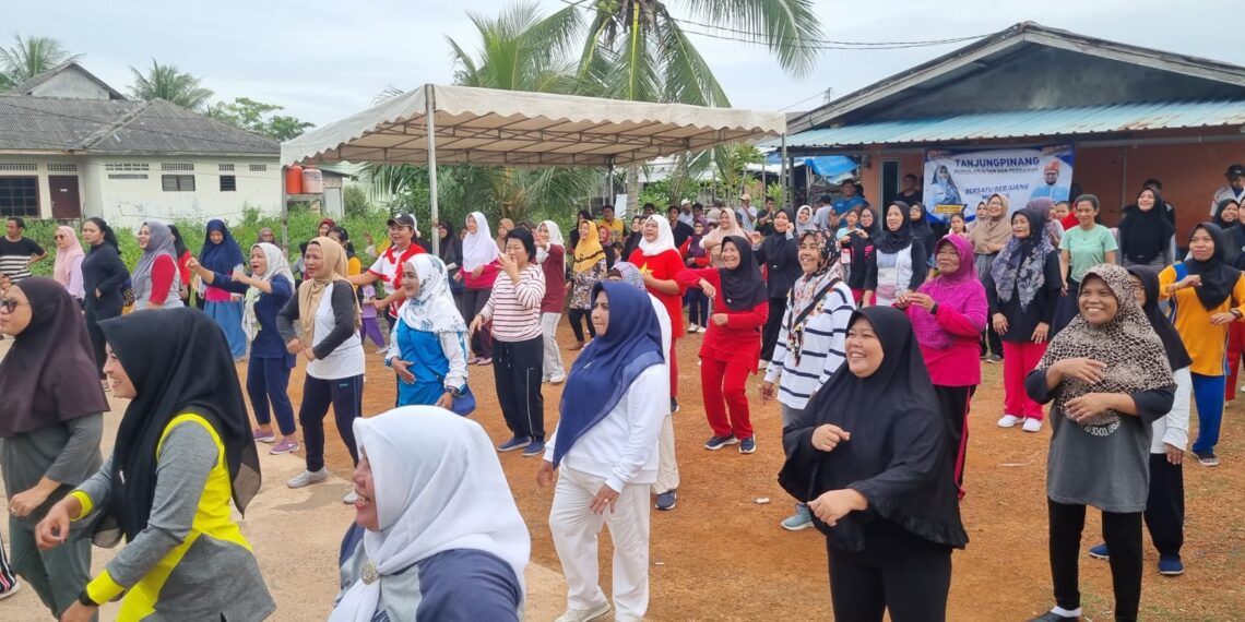 Rahma Hadiri Senam Sehat, Bagikan Door Prize di Kampung Kenanga Jaya