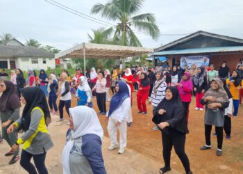 Rahma Hadiri Senam Sehat, Bagikan Door Prize di Kampung Kenanga Jaya