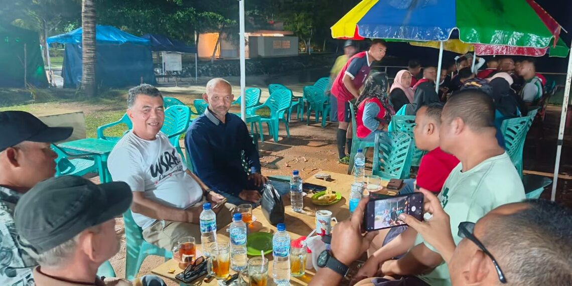 Menang Tanding, Bupati Natuna Wan Siswandi Ajak PSPM FC Midai Ngopi Bareng di Pantai Piwang