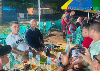 Menang Tanding, Bupati Natuna Wan Siswandi Ajak PSPM FC Midai Ngopi Bareng di Pantai Piwang