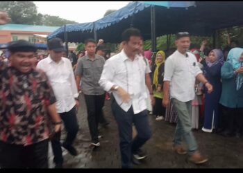 Diguyur Hujan, Masyarakat Sei Jang Tetap Antusias Sambut Kedatangan Calon Gubernur Kepri Muhammad Rudi