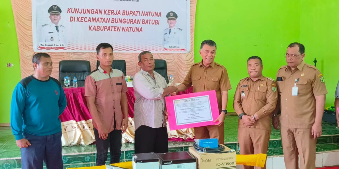 Bupati Natuna Wan Siswandi Serahkan Bantuan Perikanan Untuk Nelayan Kecamatan Bunguran Batubi