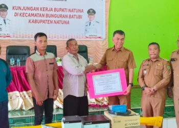 Bupati Natuna Wan Siswandi Serahkan Bantuan Perikanan Untuk Nelayan Kecamatan Bunguran Batubi