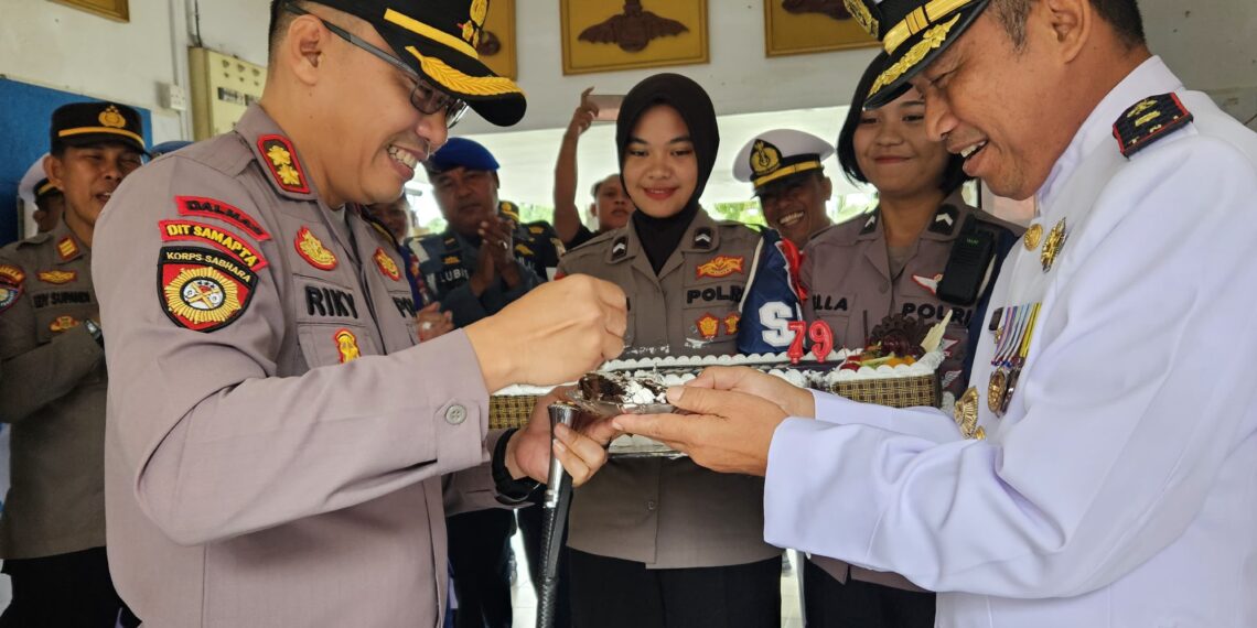 Sinergitas TNI-Polri: Kapolres Bintan Berikan Kue Ulang Tahun ke-79 TNI-AL di Mako Lanal Bintan