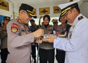 Sinergitas TNI-Polri: Kapolres Bintan Berikan Kue Ulang Tahun ke-79 TNI-AL di Mako Lanal Bintan