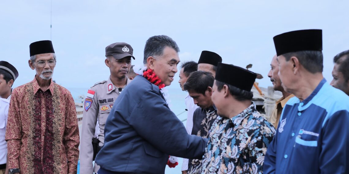 Kunjungi Pulau Midai, Bupati Natuna Wan Siswandi Kembali Serahkan Bantuan Mobil Ambulance dan Puskel Untuk Pelayanan Masyarakat