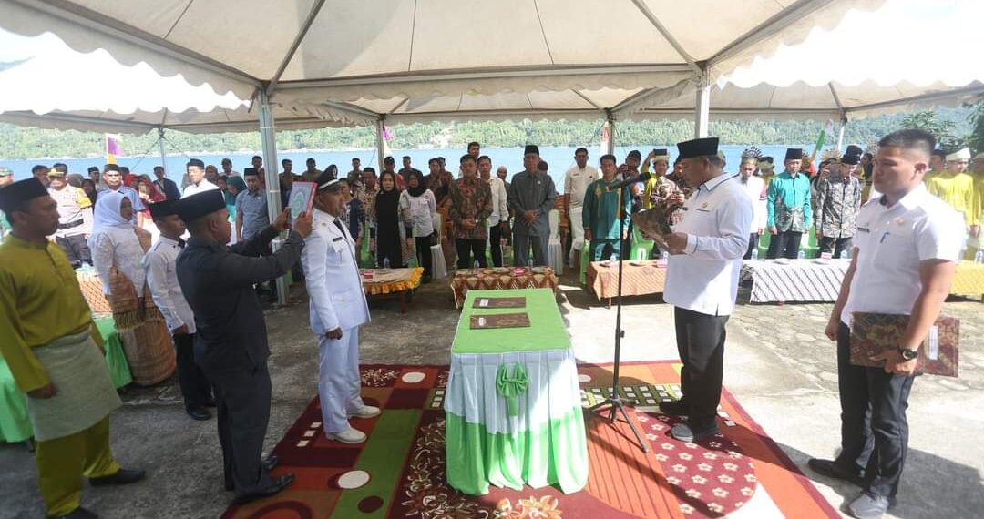 Bupati Anambas Abdul Haris Lantik Adnan Kades Matak Sebagi PAW