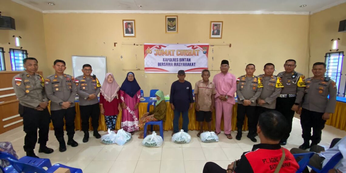 Jumat Curhat, Masyarakat Desa Tembeling Minta Kepada Wakapolres Bintan Agar Tiang Listrik yang Condong Dibenahi.