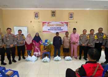 Jumat Curhat, Masyarakat Desa Tembeling Minta Kepada Wakapolres Bintan Agar Tiang Listrik yang Condong Dibenahi.