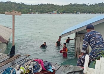 Anggota Lanal Tarempa Posal Jemaja Bantu Evakuasi Korban 2 Rumah Tenggelam Akibat Diterjang Angin Kencang