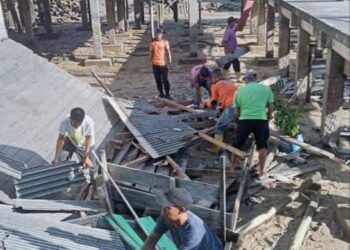 Gotong Royong, Kades Mampok, TNI – Polri, BPBD dan Warga Bantu Evakuasi Korban Rumah Ambruk diterpa Angin Kencangng