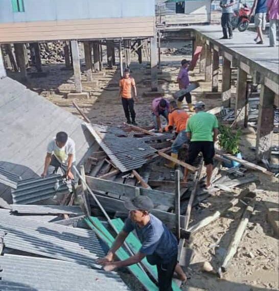 Gotong Royong, Kades Mampok, TNI – Polri, BPBD dan Warga Bantu Evakuasi Korban Rumah Ambruk diterpa Angin Kencangng