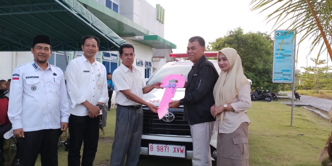 Wujudkan Pemerataan Pelayanan Kesehatan, Bupati Natuna Serahkan 1 Unit Mobil Ambulans ke Puskesmas Subi