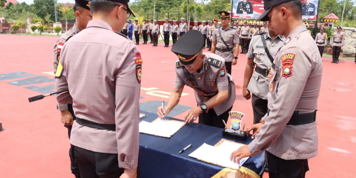 Kapolres Bintan Pimpin Upacara Sertijab Kasat Samapta dan Kapolsek Tambelan