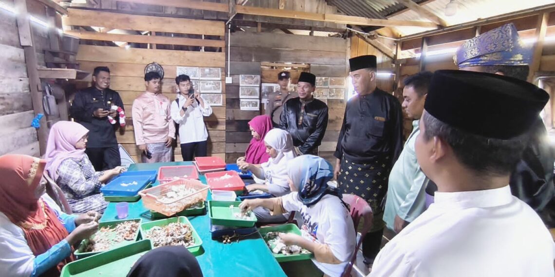 Di Sebala, Bupati Natuna Tinjau Industri Rumahan Pengolahan Kepiting Rajungan