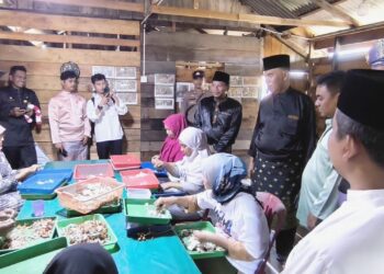 Di Sebala, Bupati Natuna Tinjau Industri Rumahan Pengolahan Kepiting Rajungan