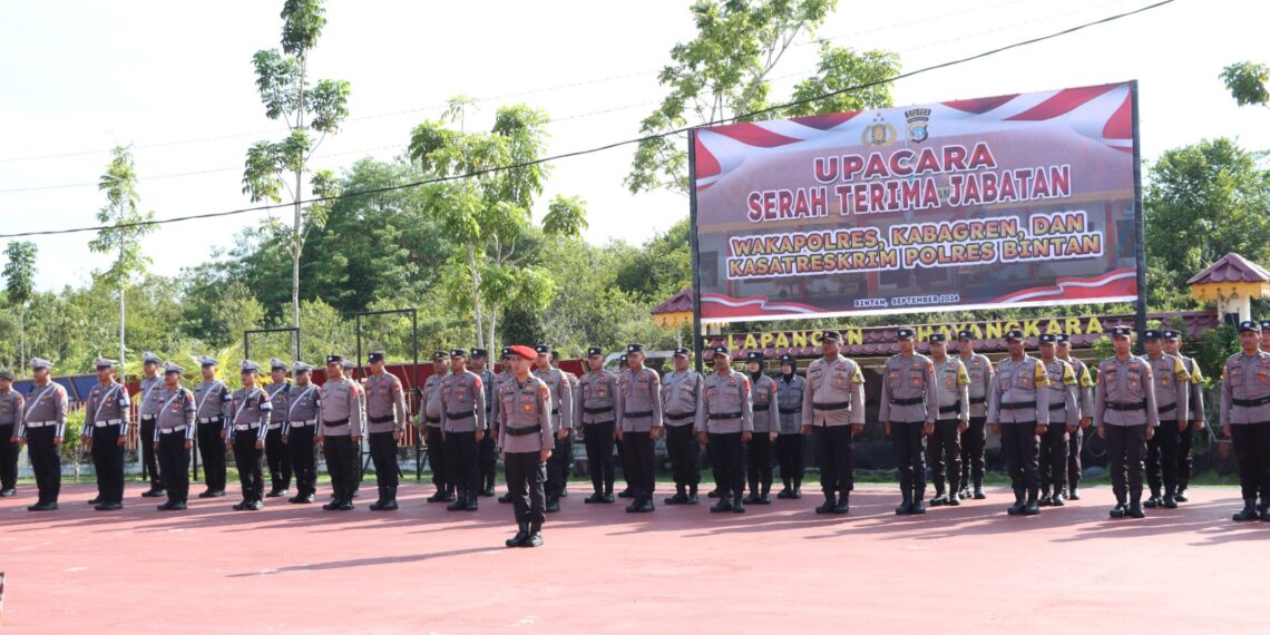 Kapolres Bintan Pimpin Upacara Sertijab Waka Polres, Kabagren, dan Kasat Reskrim di Mapolres Bintan