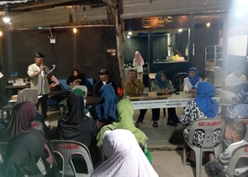 Penampilan Sederhana, Hj. Rahma Curi Perhatian Warga Kampung Banjar dalam Kampanye