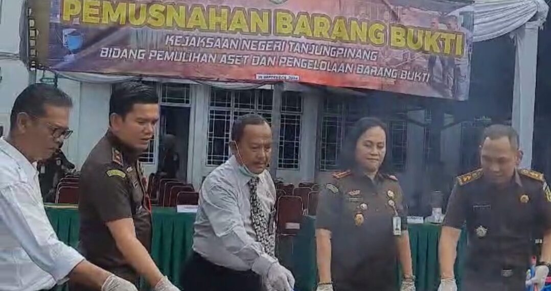Kejari Tanjungpinang Musnahkan Barang Bukti dari 24 Kasus Hukum Tetap