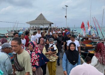 Pasangan WSRH Disambut Meriah Warga dan Nelayan Midai dengan Pompong Berbendera Parpol