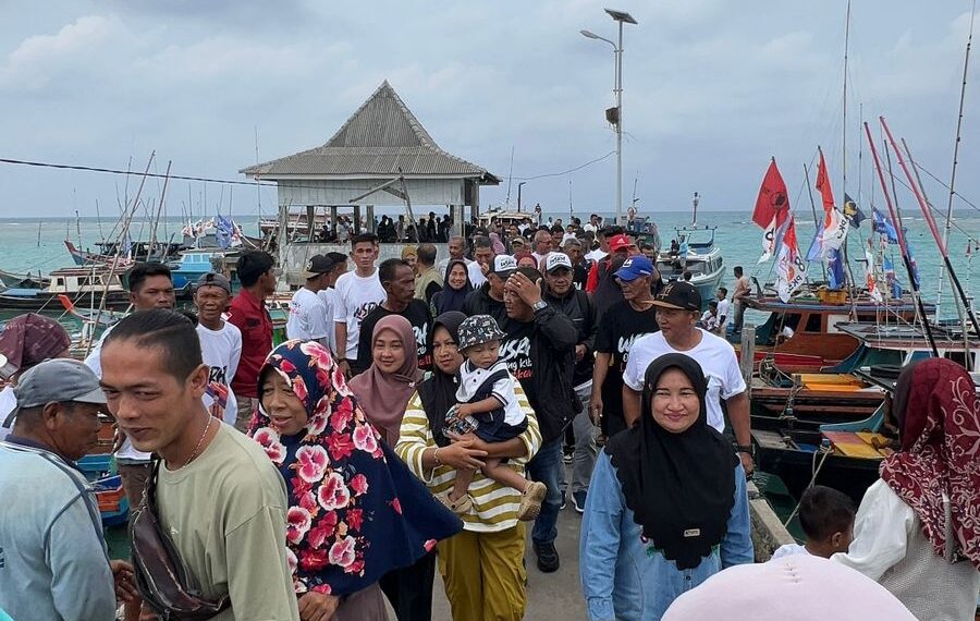Pasangan WSRH Disambut Meriah Warga dan Nelayan Midai dengan Pompong Berbendera Parpol