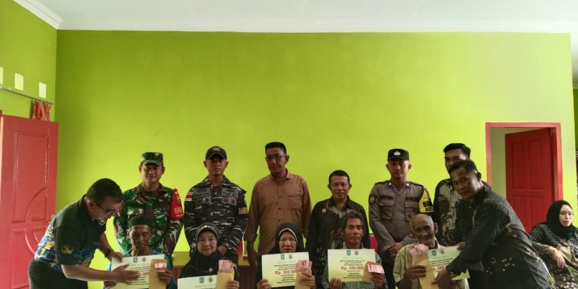 Darmawizar Kades Mampok Serahkan Bantuan BLT-DD Bulan Oktober