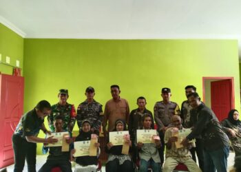 Darmawizar Kades Mampok Serahkan Bantuan BLT-DD Bulan Oktober