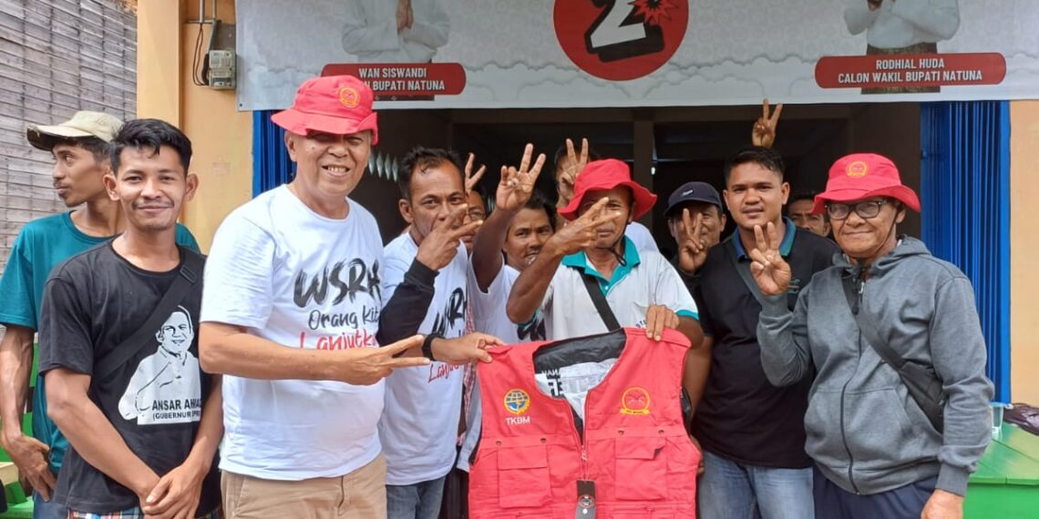 Wan Siswandi Serahkan Topi dan Rompi Kerja untuk Buruh Pelabuhan Sedanau, Dukung Semangat Pekerja