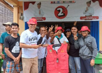 Wan Siswandi Serahkan Topi dan Rompi Kerja untuk Buruh Pelabuhan Sedanau, Dukung Semangat Pekerja