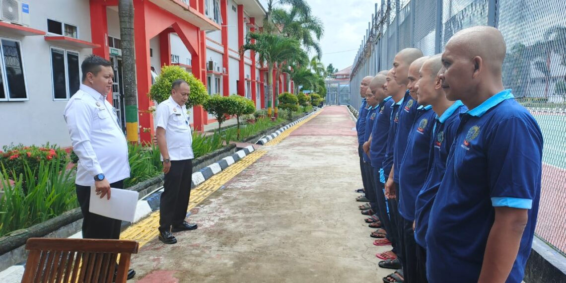 Kepala Pengamanan Lapas Narkotika Tanjungpinang Berikan Pengarahan Tata Tertib kepada Warga Binaan Baru
