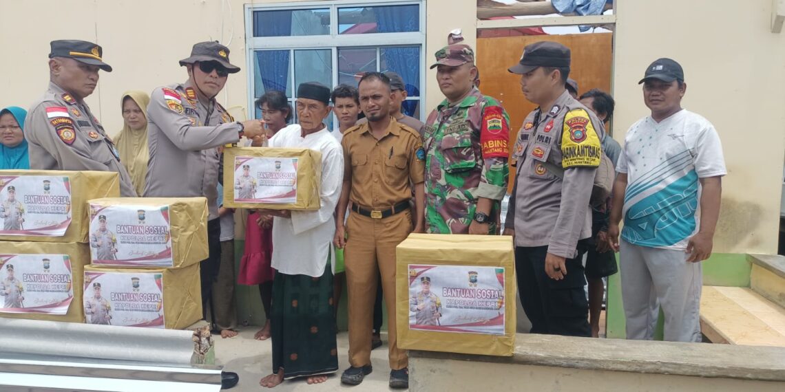 Angin Puting Beliung Porak-Porandakan Pulau Telang, Polres Bintan Berikan Bantuan Sosial kepada Warga Korban Bencana