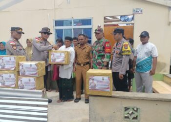 Angin Puting Beliung Porak-Porandakan Pulau Telang, Polres Bintan Berikan Bantuan Sosial kepada Warga Korban Bencana