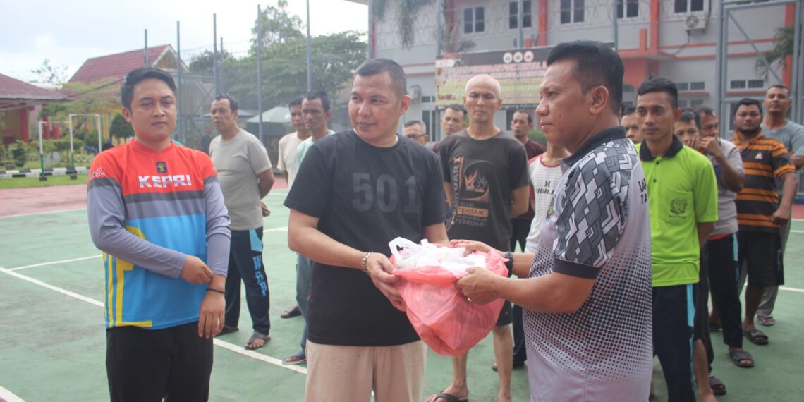 Lapas Narkotika Tanjungpinang Bagikan Peralatan Mandi kepada Warga Binaan sebagai Bentuk Pemenuhan Hak Dasar
