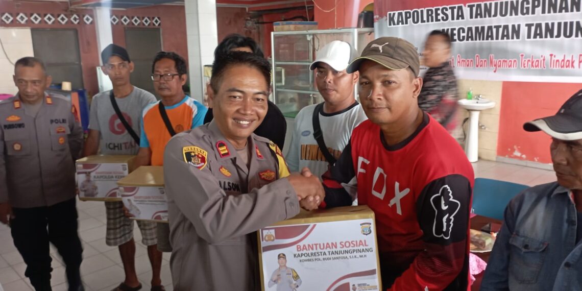 Kapolsek Tanjungpinang Kota Gelar Jumat Curhat dan Bagikan Bansos untuk Buruh