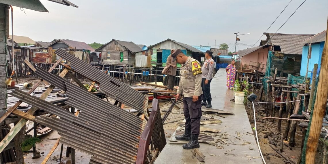 Angin Puting Beliung Terjang Kampung Kawal Pantai, 18 Rumah Rusak