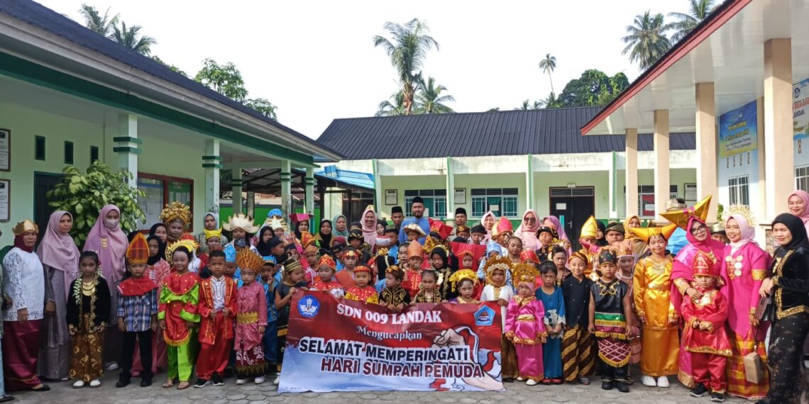 Peringati Hari Sumpah Pemuda ke 96, Murid SDN 009 Landak Gunakan Baju Adat ikuti Pawai