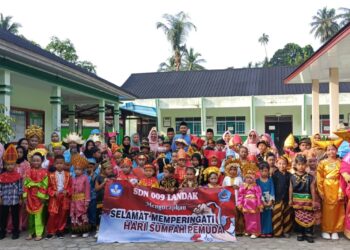 Peringati Hari Sumpah Pemuda ke 96, Murid SDN 009 Landak Gunakan Baju Adat ikuti Pawai