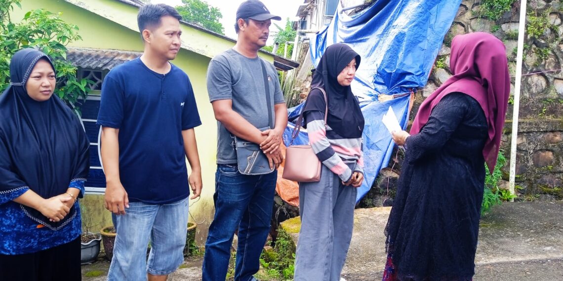 Respons Lambat Pemerintah Tanjungpinang Terhadap Longsor, Mantan Wali Kota Turun Langsung Berikan Bantuan