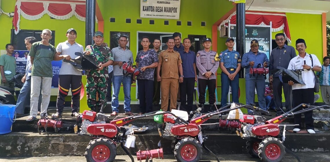 Mendorong Progam Ketahanan Pangan, Pemdes Mampok Serahkan 3 Unit Mesin Bajak Ke Kelompok Tani