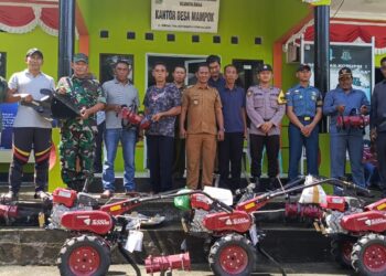 Mendorong Progam Ketahanan Pangan, Pemdes Mampok Serahkan 3 Unit Mesin Bajak Ke Kelompok Tani